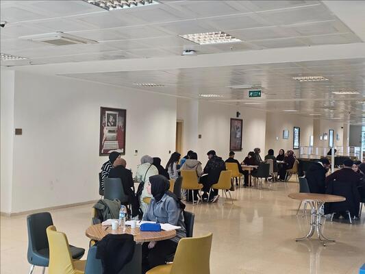 merkez-kutuphanemizde-ogrencilere-sicak-simit-ve-cay-ikrami-gerceklestirildi